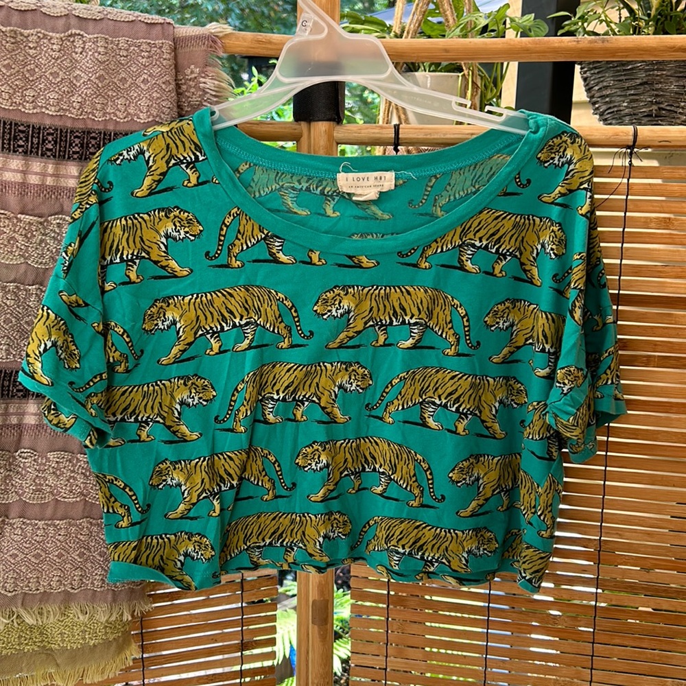Medium tiger crop tee